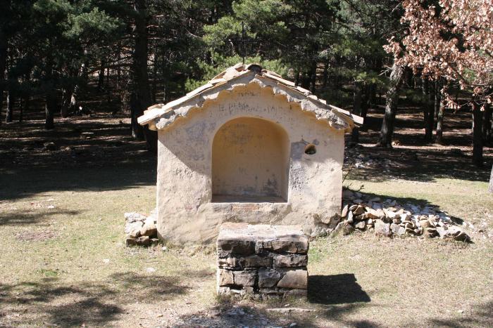 Oratoire Saint-Jean et son socle pour déposer le buste de Saint-Jean-Baptiste. Cliché P. Thomassin, Roudoule.