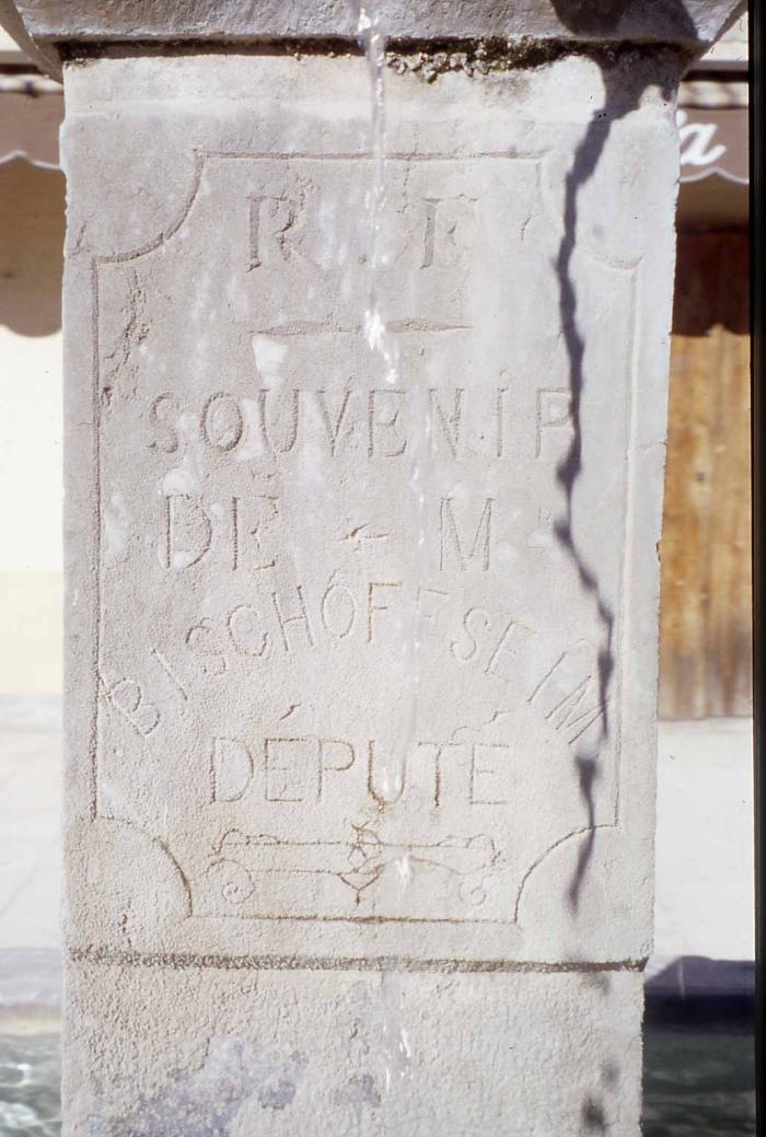 Inscription dédiée au député de l'arrondissement de Puget-Théniers Raphaël Bischoffsheim sur la fontaine du village d'Ascros. Cliché  : Thomassin, Philippe, Roudoule, écomusée en terre gavotte.