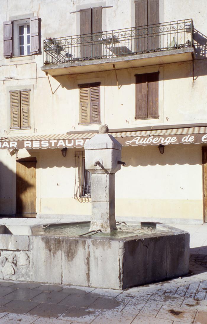 Fontaine d'Ascros. Cliché : Thomassin, Philippe, Roudoule, écomusée en terre gavotte.