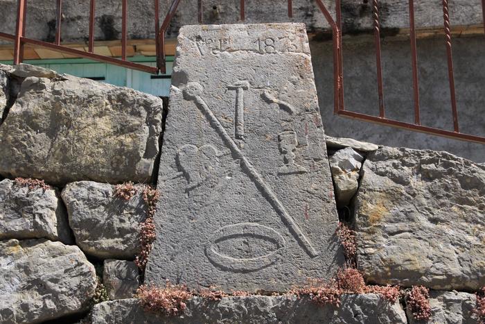 Stèle du Jubilé, 1875. Cliché Thomassin, Philippe. Roudoule, écomusée en terre gavotte.