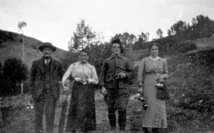[Famille avec un chasseur alpin ayant la Croix de guerre, hameau des Laves, Barels.]