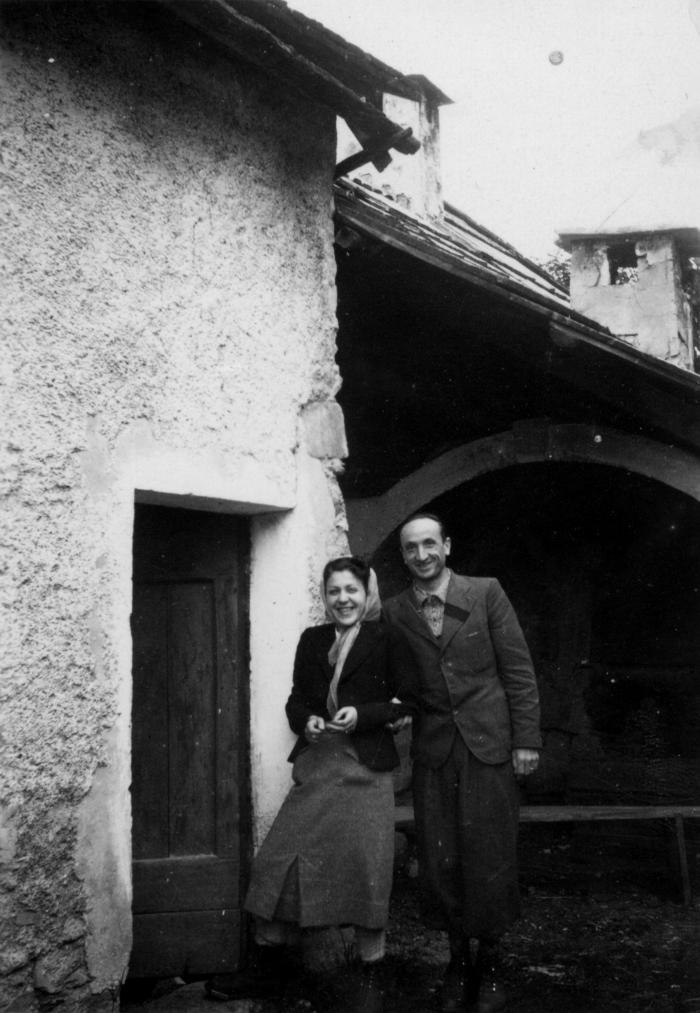 [Couple près du four à pain, La Palud, Barels, début des années 1950 ?]