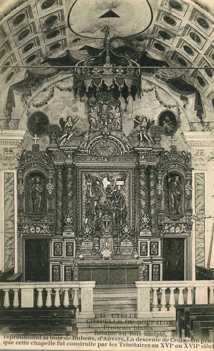 12 UTELLE - CHAPELLE DU GOUFALON Pénitents blancs Retable en bois sculpté, reproduisant la toile de Rubens, d'Anvers, La descente de Croix - On pense que cette chapelle fut construite par les Trinitaires au XVIe ou XVIIe siècle