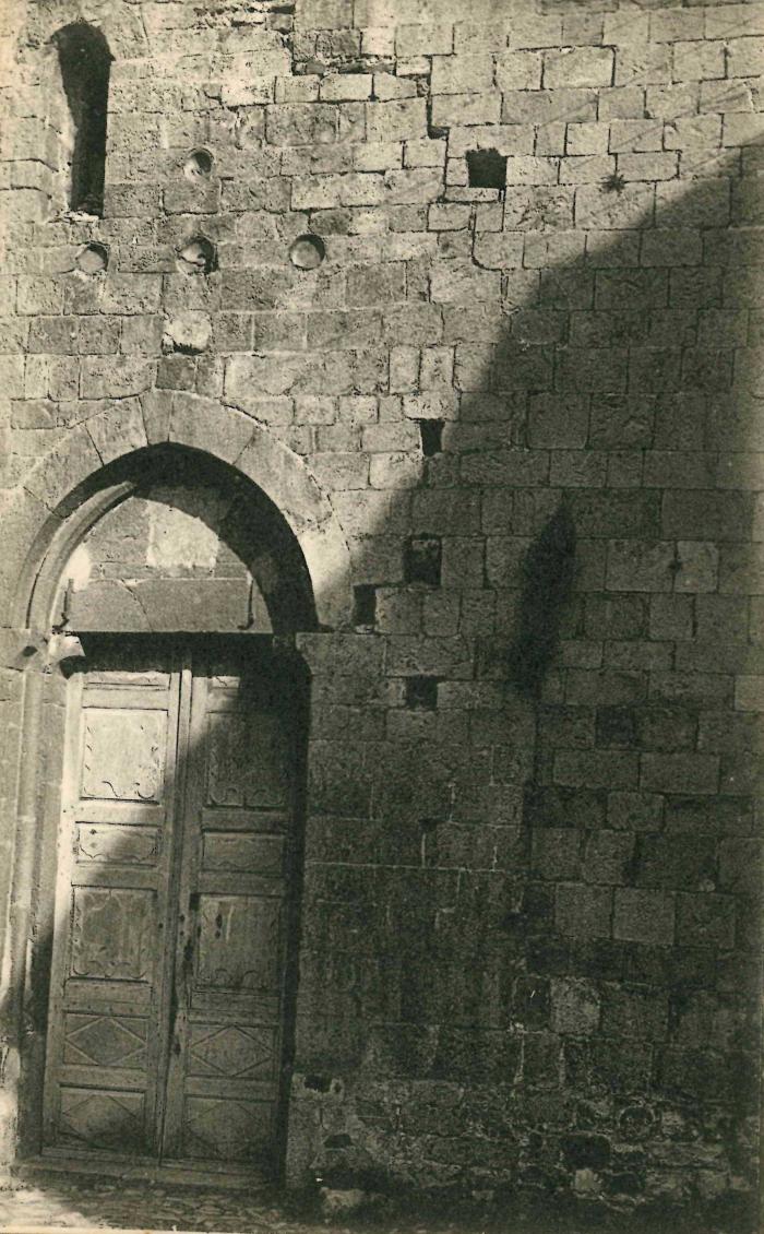 11 UTELLE - EGLISE St-VERAN - Vestige de l'ancienne église - Porte et poteries hispano-Mauresques Xe siècle